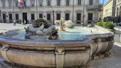 Column of Marcus Aurelius fontana in piazza colonna (1)